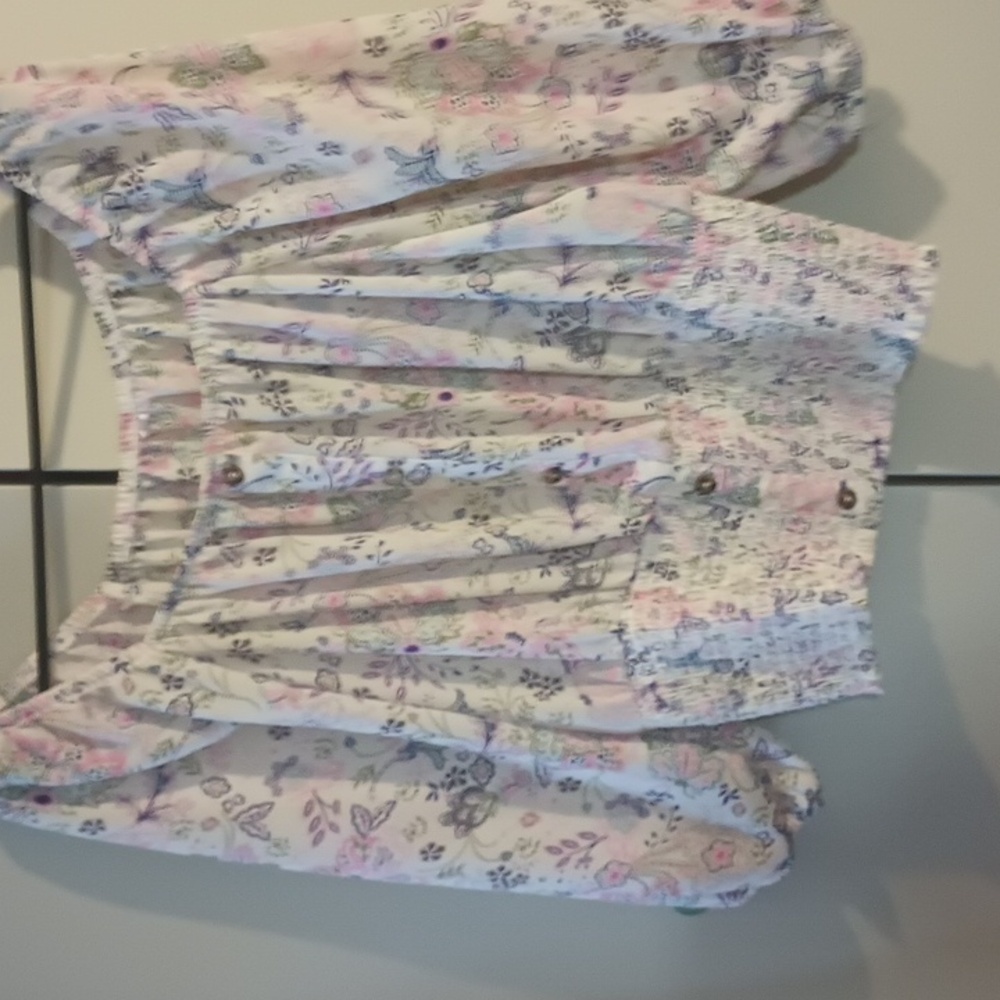 Beautiful blouse flower, elastic sleeves, cinched waist with buttons